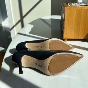 Nine West navy pumps  size 9